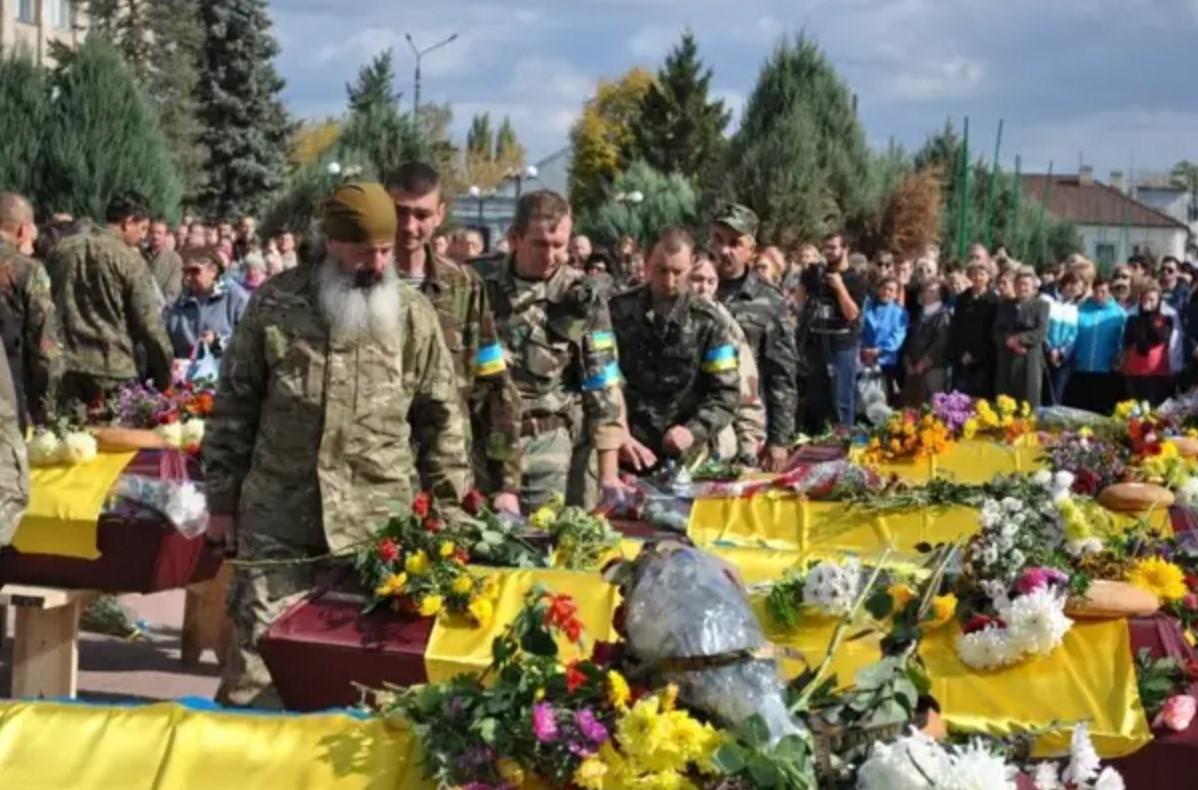 Сколько солдат украины погибло на сегодня. Могилы погибших солдат ВСУ. Украинские военнвекладбища. Украина похороны солдат. Кладбища украинских военных.